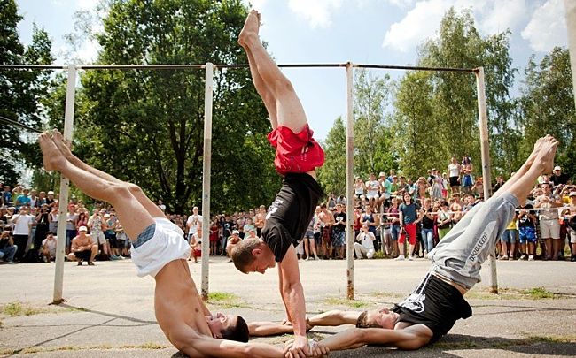 Outdoor callisthenics is a great way to break up a walk or run