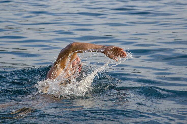 Open water swimming requires a different stroke from pool swimming especially in winds and waves. Get the best ever tips for swimming in the ocean, lakes or rivers near you.